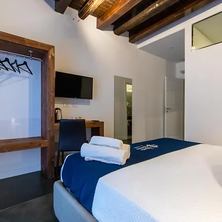 Alojamento de Acomodação e Pequeno-almoço Santa Chiara 4*